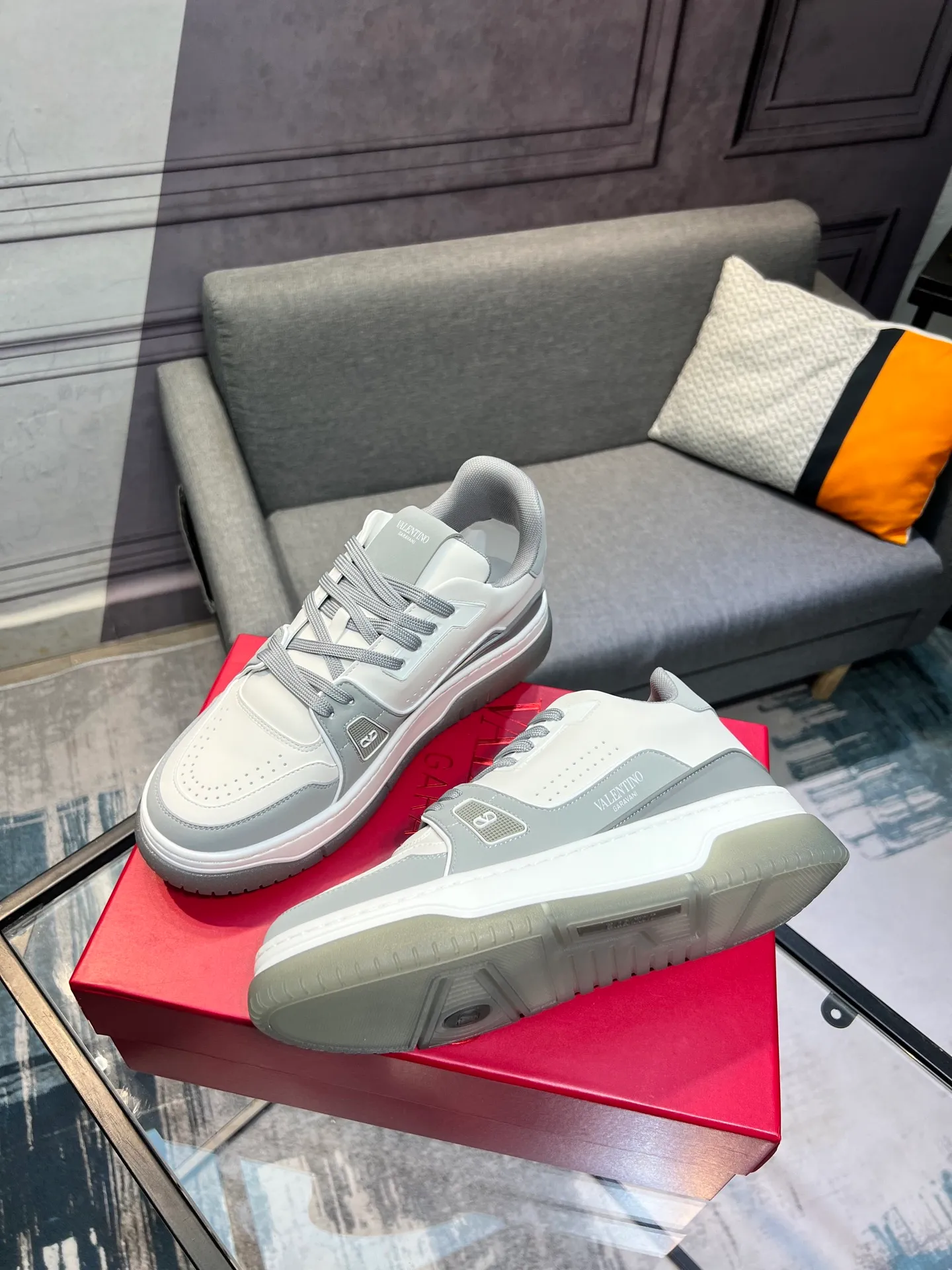Men's Men's Shoes 💰660 Valentino 2023 early autumn new star shoes are now online! Wang Hedi and Ren Jialun have been worn by many celebrities. Who can refuse the same couple shoes as Wang Hedi! The design of Stars Stab My Heart is cool and spicy. The material of the shoes is cowhide, and every color is beautiful! Size 35-40, men’s size 39-44 (women’s 41, men’s 38, 45🉑️customized)